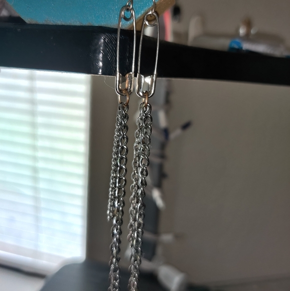 NEW RARE Edgy Punk Emo Scene Safety Pin Chain Dangle Drop Steampunk - Picture 5 of 8